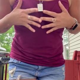 Barefootmamamn Titty Jiggle &Flash